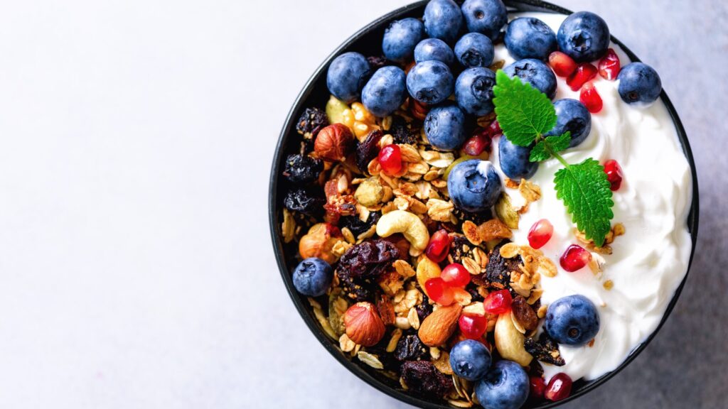 Rolled Oats with Berries and Greek Yogurt